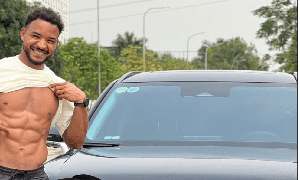 Hết vạch áo đếm múi khi ghi bàn lại khoe cơ bụng bên xế hộp, Xuân Son muốn cả thế giới biết: Tôi không béo!