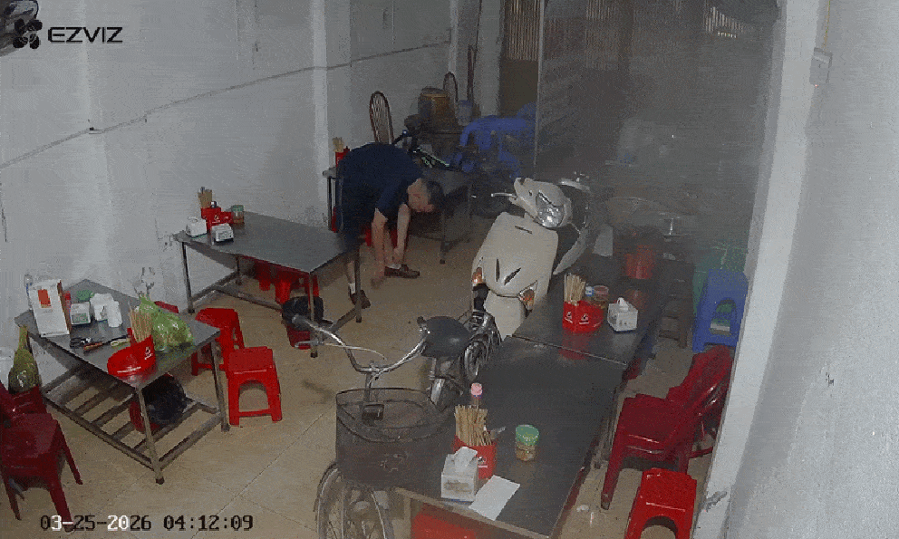 Video lúc 4h sáng: Người đàn ông đang tập thể dục bất ngờ đổ gục, tay chân giãy run