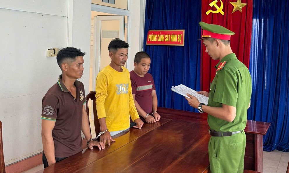 Đánh người lún sọ vì cho rằng bóp còi xe khiến đàn trâu hoảng sợ, 3 người bị bắt