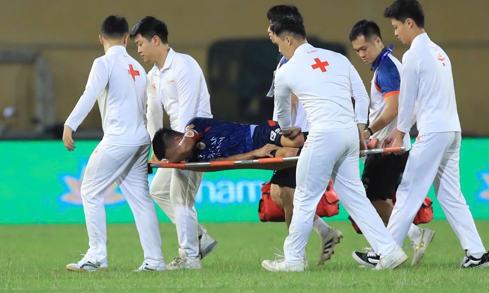Quang Hải chấn thương đau đớn ôm mặt rời sân