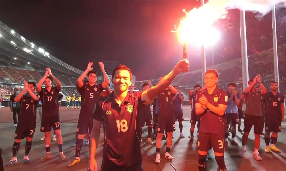 Video Chanathip thản nhiên đốt pháo sáng, LĐBĐ Thái Lan có nguy cơ bị trừng phạt 