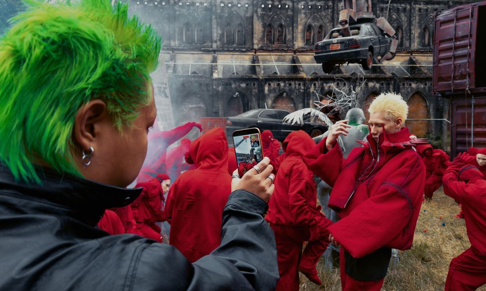 MCK kết hợp Phương Vũ ra mắt album trailer 360° quay bằng iPhone 17 Pro