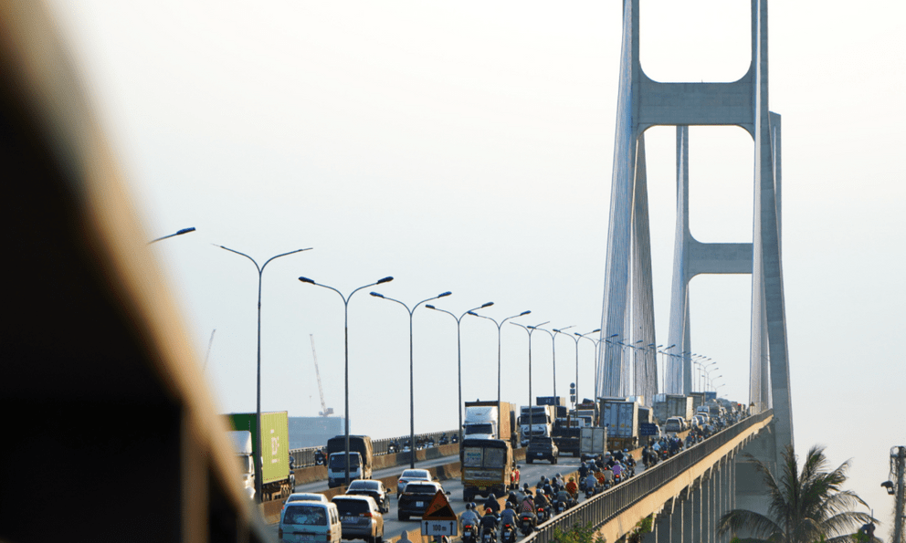 Thi thể bé trai còn nguyên dây rốn trong túi vải, treo trên cột đèn báo hiệu tại chân cầu Phú Mỹ