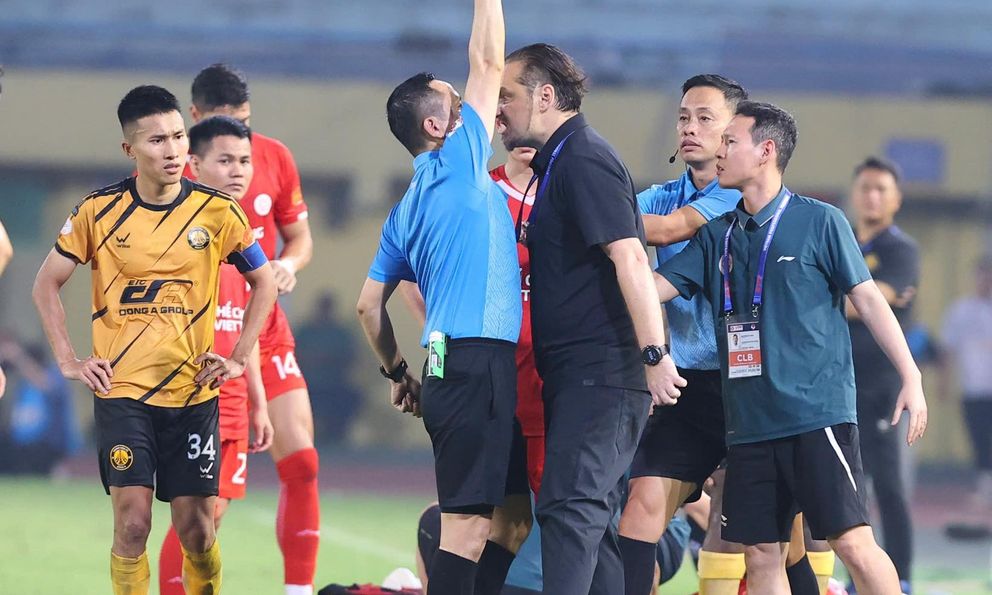 HLV Velizar Popov nổi cáu ném thẻ, bị truất quyền chỉ đạo trận Thể công Viettel gặp Thanh Hoá ở V.League 