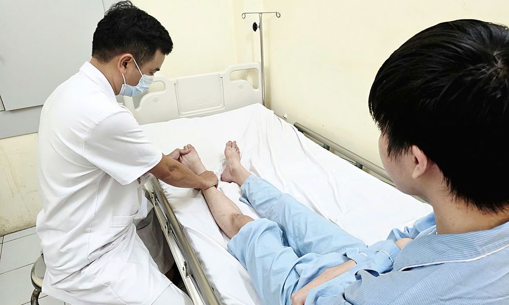Sinh viên năm nhất bất ngờ bị mất cảm giác chân: Bác sĩ Bệnh viện Bạch Mai cảnh báo 1 thói quen tưởng chừng vô hại nhiều người đang làm