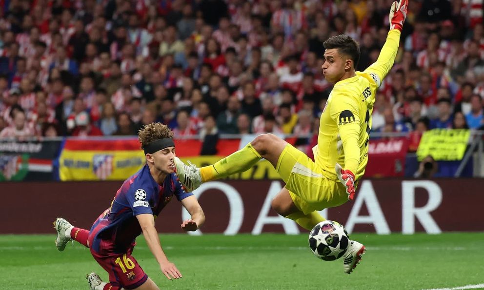 Sao trẻ Barcelona chảy nhiều máu sau cú đạp rợn người của thủ môn Atletico Madrid ở Champions League 