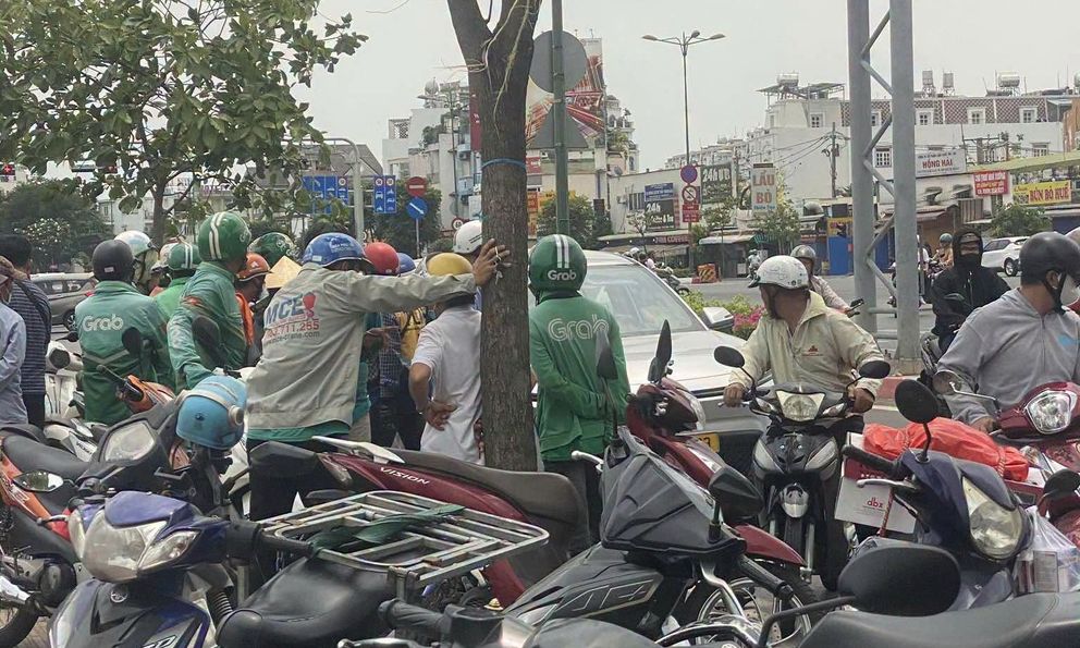 TP.HCM: Tài xế tử vong trong xe ô tô đậu trên đại lộ Phạm Văn Đồng