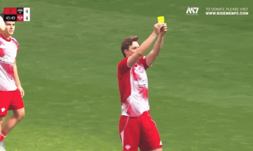 Cầu thủ phải nhận thẻ vàng, đốt luôn trước mặt trọng tài gây ngỡ ngàng 