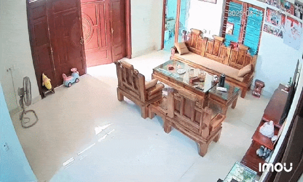 2h chiều khách đang ngủ trưa, shipper bị camera an ninh ghi lại chuỗi hoạt động âm thầm