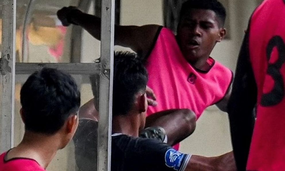 Cầu thủ Indonesia gây phẫn nộ, xông phi đạp thẳng người đối thủ 