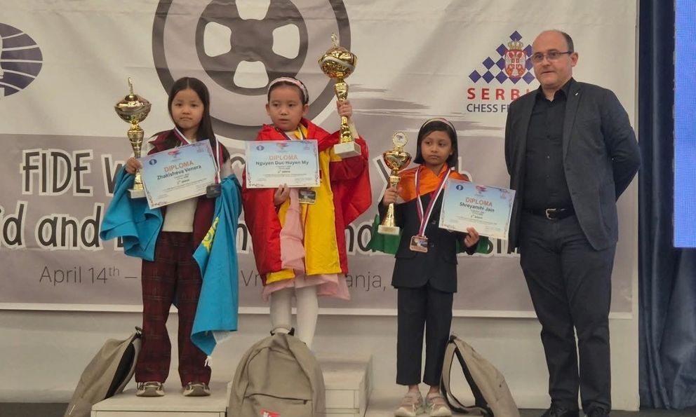 Đỉnh miễn bàn: Bé gái 8 tuổi giành HCV cờ vua thế giới về cho Việt Nam