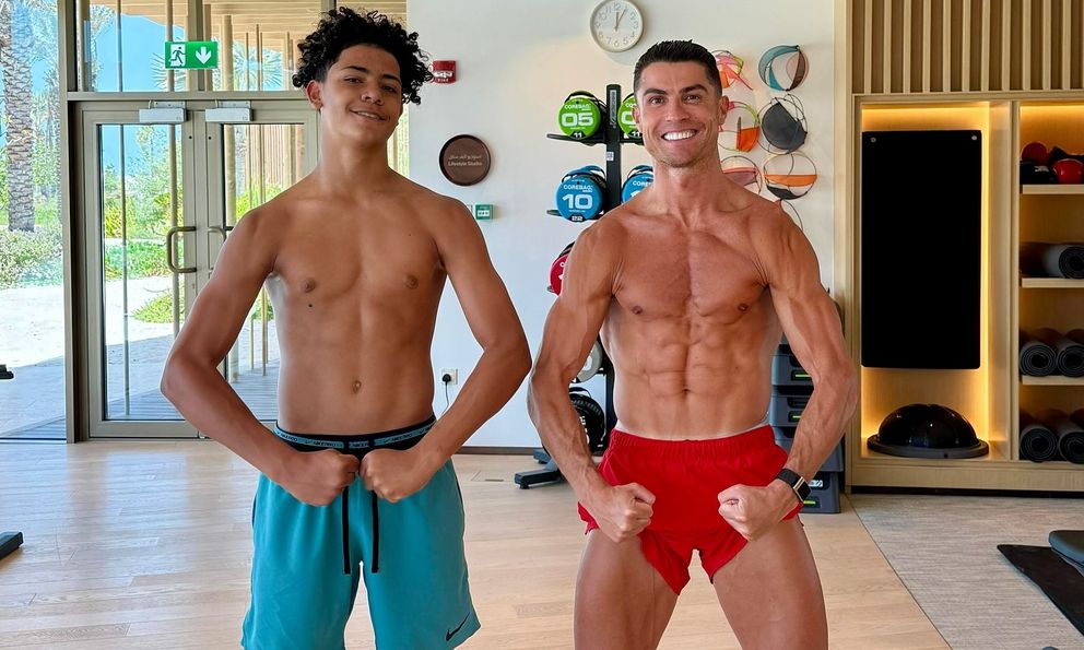 Ronaldo và con trai sắp đá chung một CLB, kỷ lục chưa từng có trong lịch sử bóng đá 