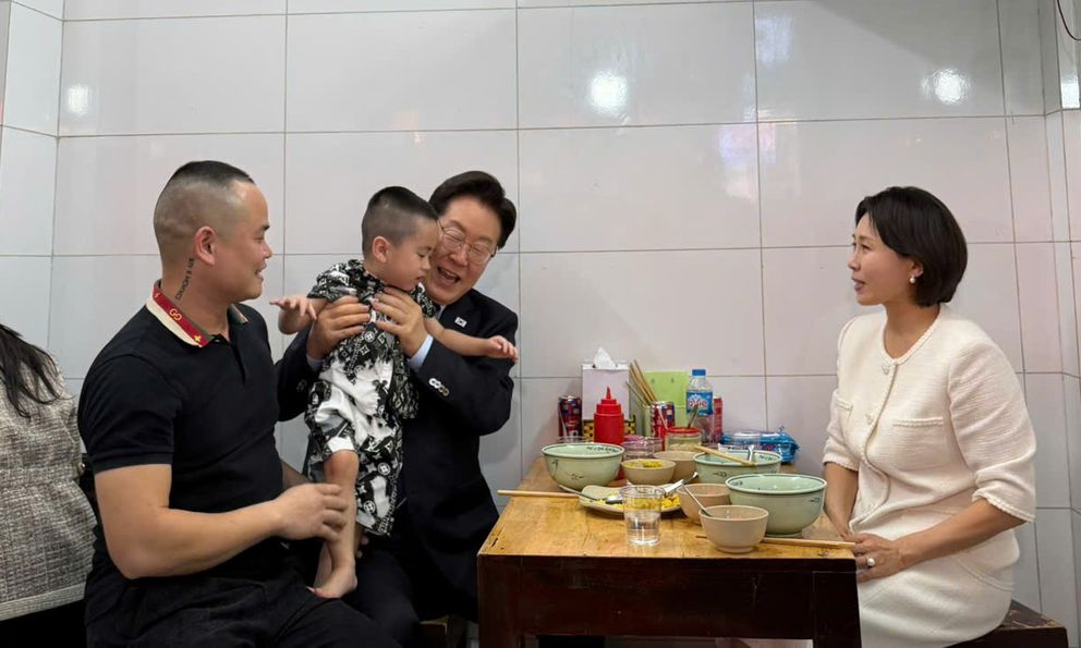 Chủ quán phở phố cổ Hà Nội chia sẻ lại toàn bộ kỷ niệm đáng nhớ khi bất ngờ được đón Tổng thống Hàn Quốc và phu nhân