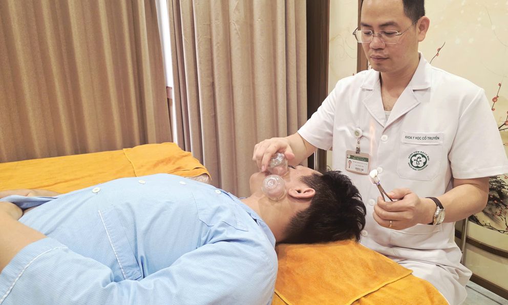 Nam sinh đại học năm cuối bị liệt mặt sau 1 đêm ngủ dậy: Bác sĩ Bệnh viện Bạch Mai cảnh báo 1 thói quen gây bệnh nhiều người làm vào mùa hè