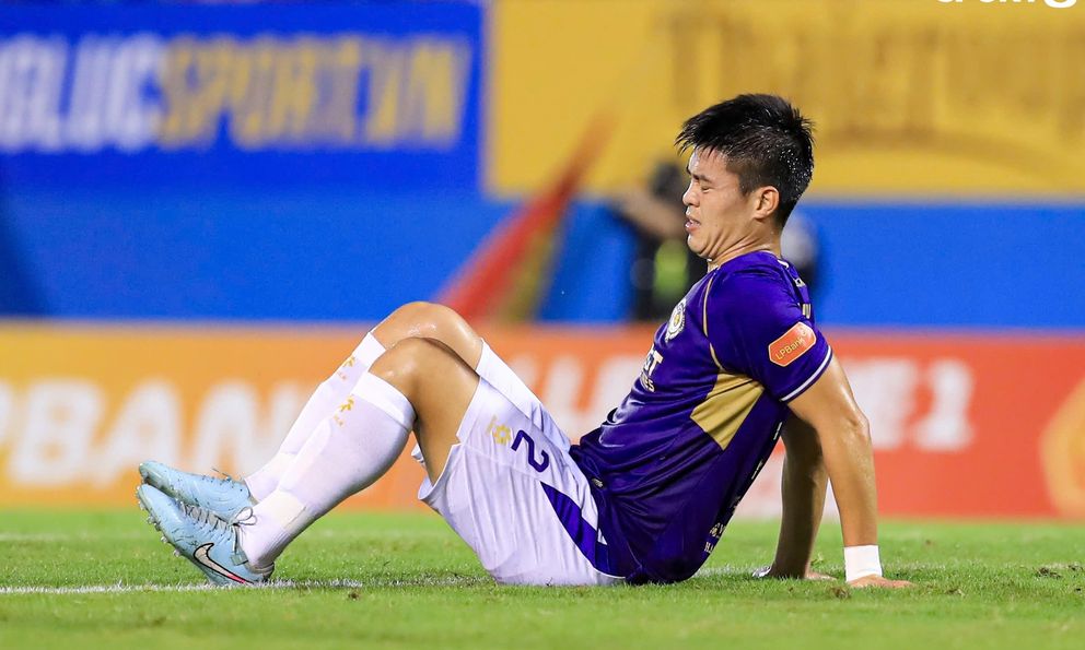 Duy Mạnh đau đớn vì chấn thương 