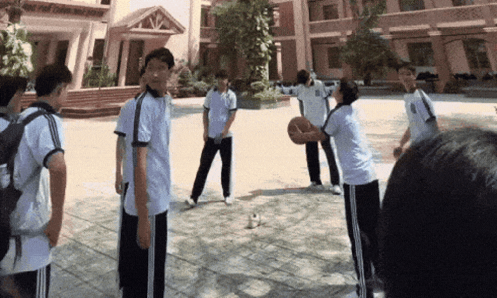 Trích xuất camera cảnh nhóm nam sinh giải cứu trái bóng trong sân trường: Càng nỗ lực, cái cây càng mọc ra nhiều 