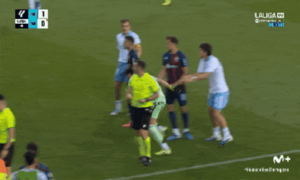 Ẩu đả kinh hoàng tại La Liga: Thủ môn bị đuổi khỏi sân sau đó lao vào đấm thẳng mặt đối thủ