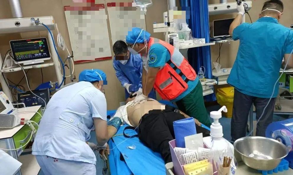 Người đàn ông nhồi máu cơ tim khi ân ái, bác sĩ cảnh báo đặc biệt: Say mê mấy có 4 cảm giác phải dừng ngay!