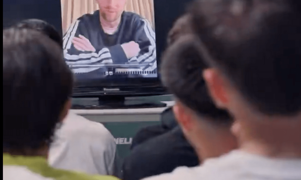 Messi gây bão khi tự giới thiệu: 