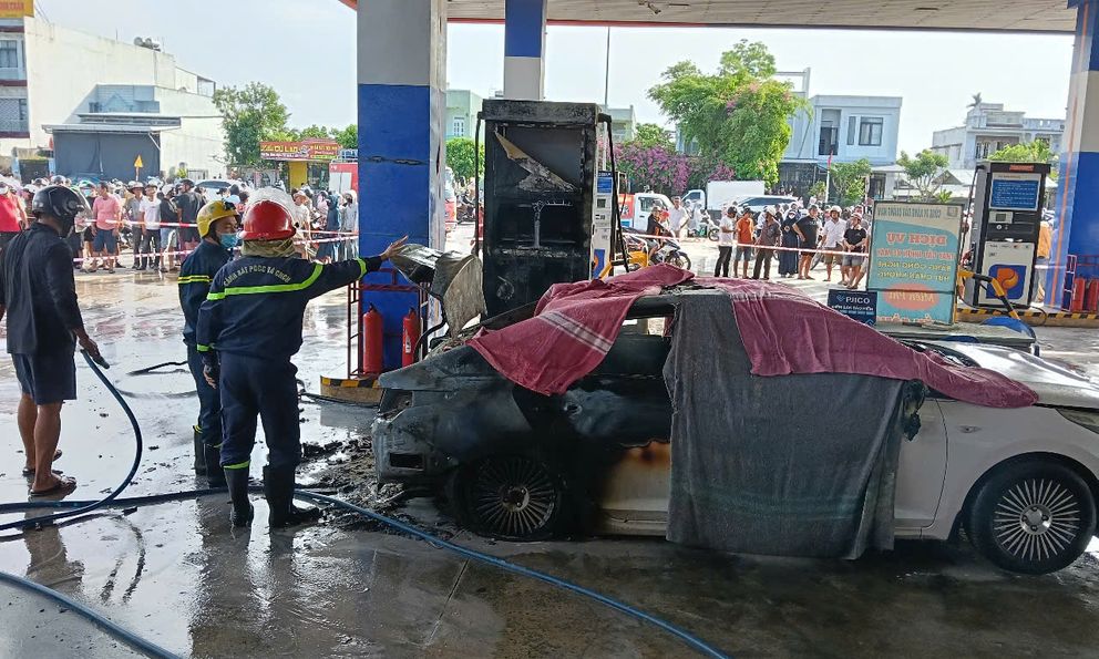Công an thông tin nguyên nhân ban đầu vụ cháy ô tô ở cây xăng khiến 2 thiếu niên tử vong