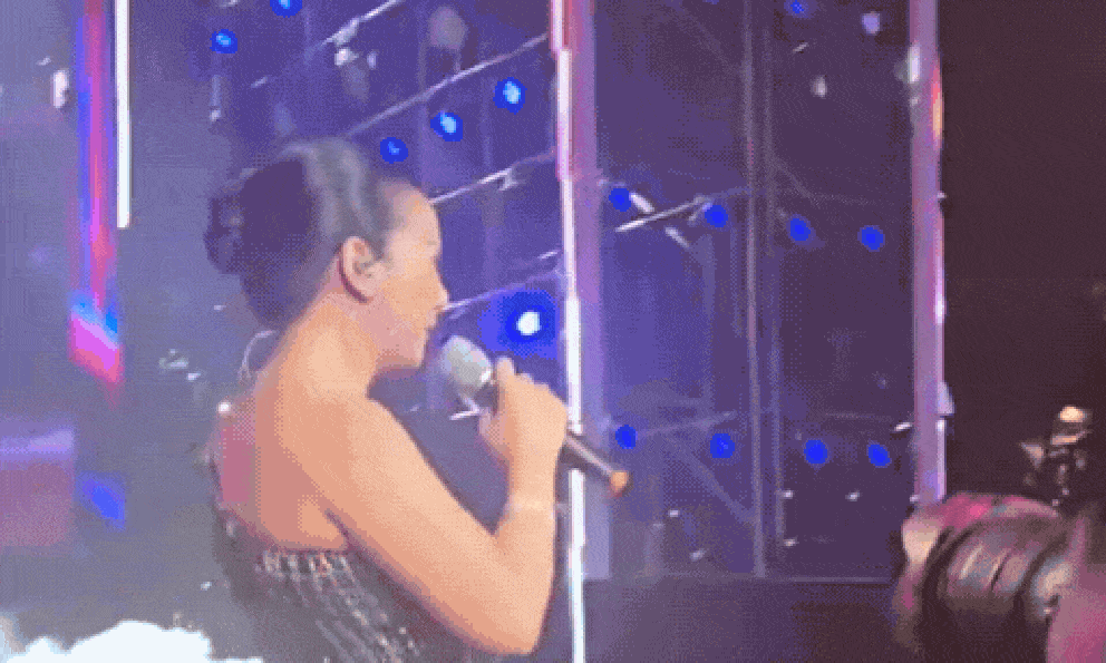 Việt Nam có mẹ 2 con đắt show chính luận bậc nhất, đi hát 20 năm không ngán bất kì sự cố nào