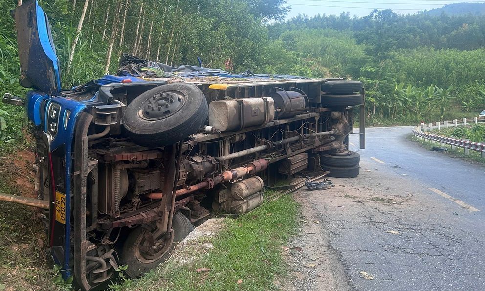 Lật xe tại đèo Violak, 2 người tử vong