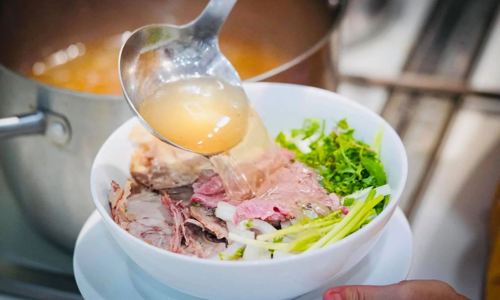 Lời khuyên đến những người có thói quen uống cạn nước phở