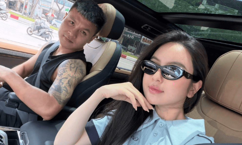 Quang Hải diện áo ba lỗ khoe loạt hình xăm, lái Range Rover 8 tỷ đưa Chu Thanh Huyền đi làm