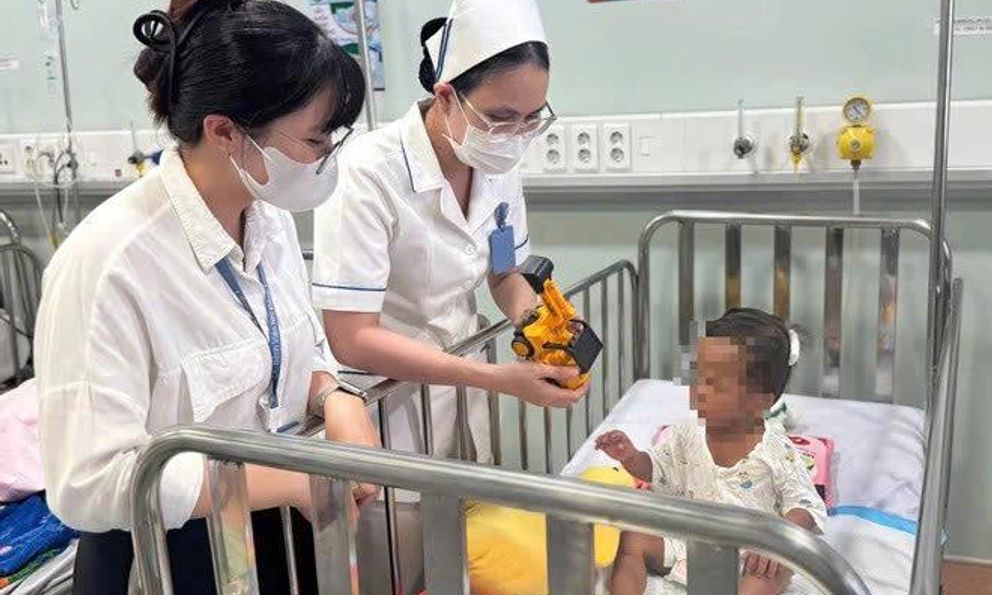 Những hình ảnh mới nhất tại bệnh viện của em bé 2 tuổi bị bạo hành nghiêm trọng