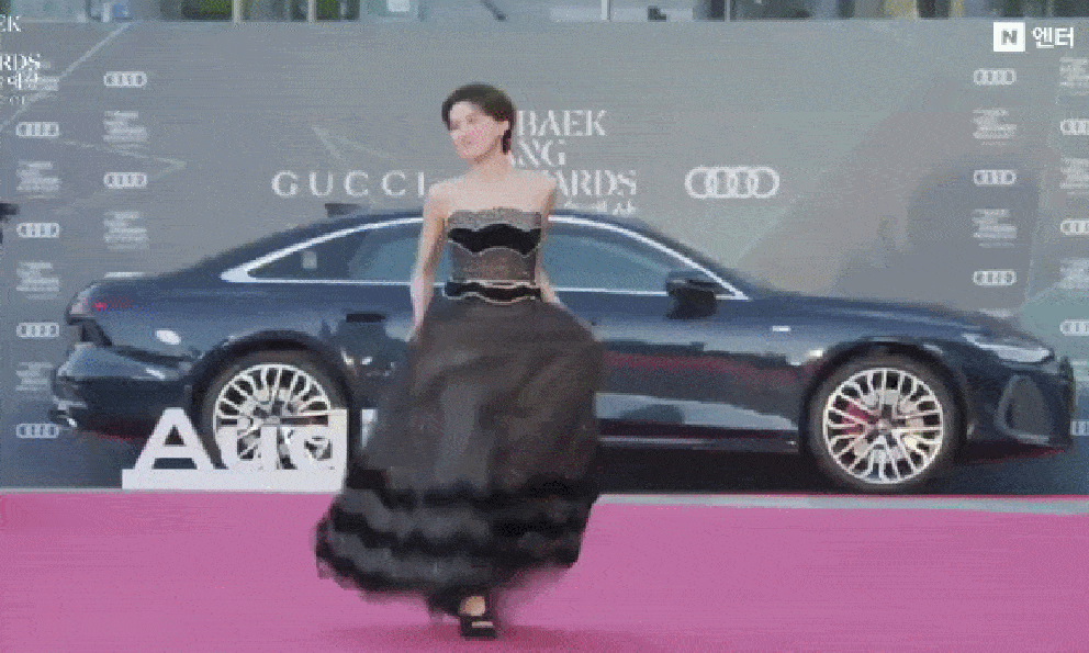 Trùm lố ở Baeksang 2026: 1 mỹ nhân nhảy nhót bá đạo trên thảm đỏ, cả dàn sao hạng A sáp lại cũng xin nhường spotlight
