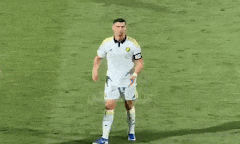 Nghe CĐV đối thủ đồng thanh hô “Messi, Messi”, Ronaldo làm động tác mỉa mai khiến anti-fan tức điên