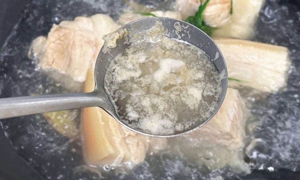 Khi luộc thịt, có nên vớt lớp bọt nổi lên không? Cuối cùng tôi đã biết câu trả lời, trước giờ toàn làm sai!