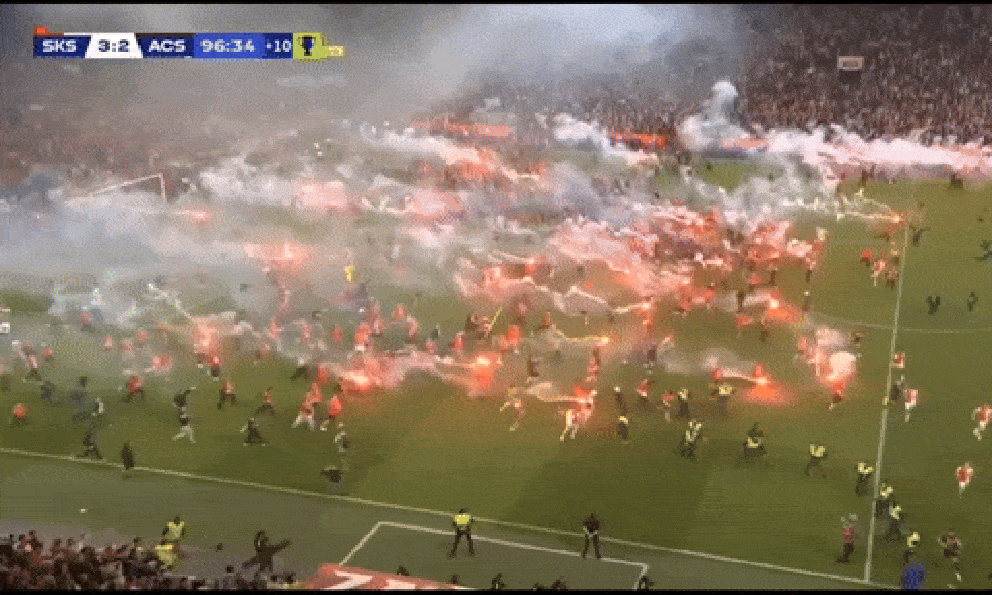 Derby Praha hóa “chiến trường”: Hàng trăm CĐV tràn xuống sân tấn công thủ môn, pháo sáng bay khắp nơi