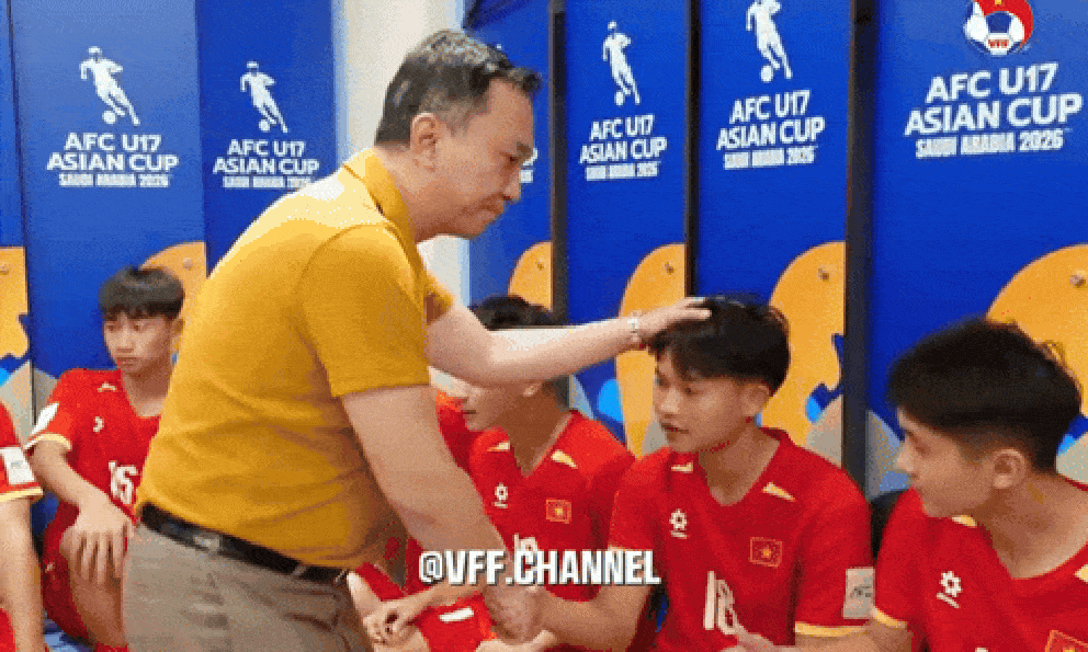 Chủ tịch VFF xoa đầu động viên cầu thủ U17 Việt Nam đang bật khóc sau trận thua Hàn Quốc: 
