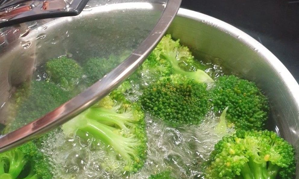 5 sai lầm khi chế biến rau củ làm thất thoát tới 80% vitamin C nhưng hiếm ai chưa từng làm trong đời!