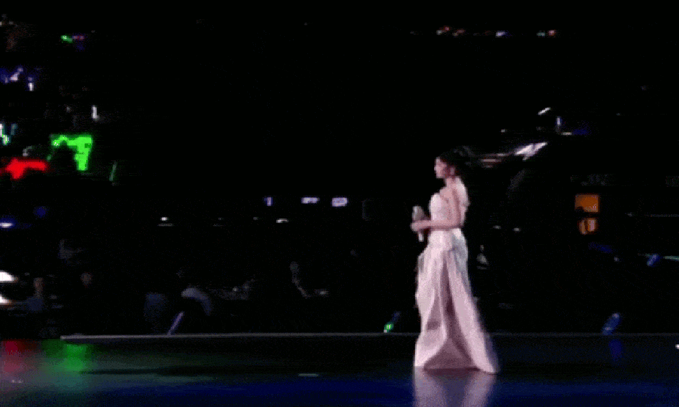 Mỹ nhân có nụ cười vô duyên nhất giới giải trí mở concert: Leo top 1 tìm kiếm cả nước vì hát dở