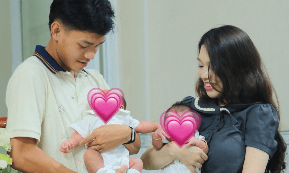 Tiền đạo lấy vợ sớm nhất U23 Việt Nam hạnh phúc đón cặp song sinh đầu lòng 
