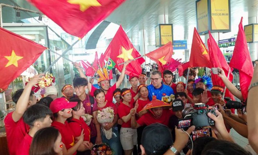 Tự hào U17 Việt Nam về nước với suất dự U17 World Cup 2026, đông đảo người hâm mộ tới đón, cờ đỏ sao vàng kín lối