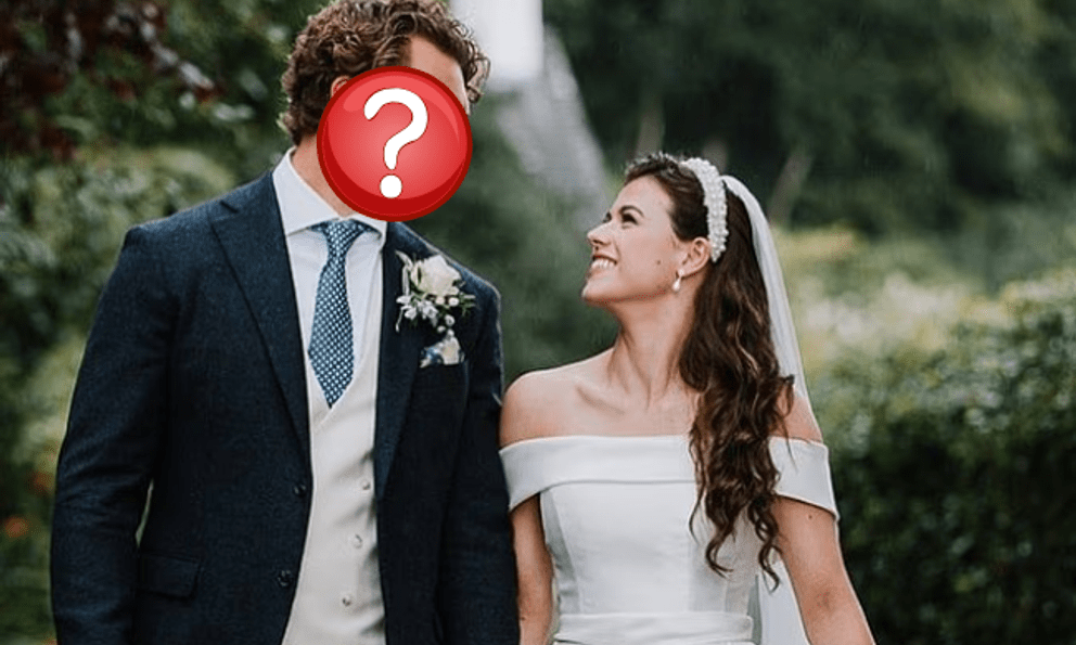 Cầu thủ ngôi sao ly hôn cô bạn thân từ thời thơ ấu, vợ anh lập tức chuyển đến ở cùng bạn thân của chồng mới gây sốc