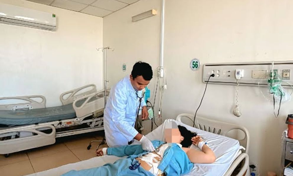 Kịch tính: Bác sĩ dùng ngón tay bịt lỗ thủng tim đang tuôn máu, bất chấp không chữ ký cam đoan