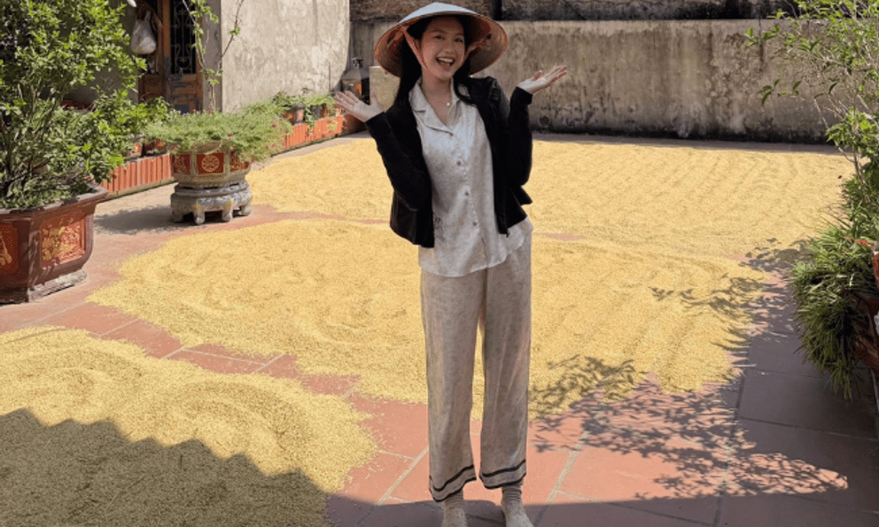 Tiểu thư Doãn Hải My được khen đẹp người đẹp nết khi về quê chồng phơi thóc giữa trưa nắng hè