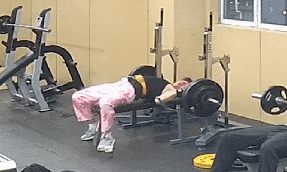 Khoảnh khắc thót tim: Nam thanh niên suýt bị thanh tạ 145kg đè bẹp khi tập gym