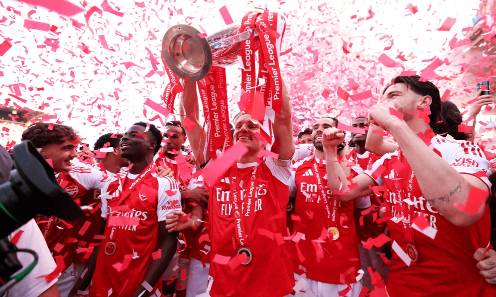 Khoảnh khắc triệu fan Arsenal vỡ oà: Chính thức nâng cúp, khép lại mùa giải vô địch bằng màn nhuộm đỏ sân khách cực cảm xúc