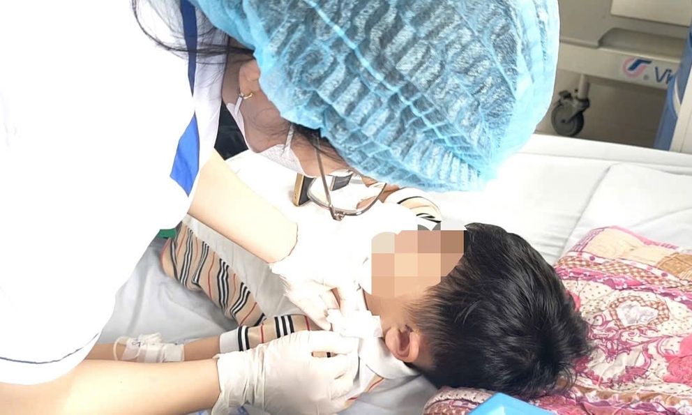 Hy hữu: Gia đình 3 thế hệ nam giới mắc rò luân nhĩ