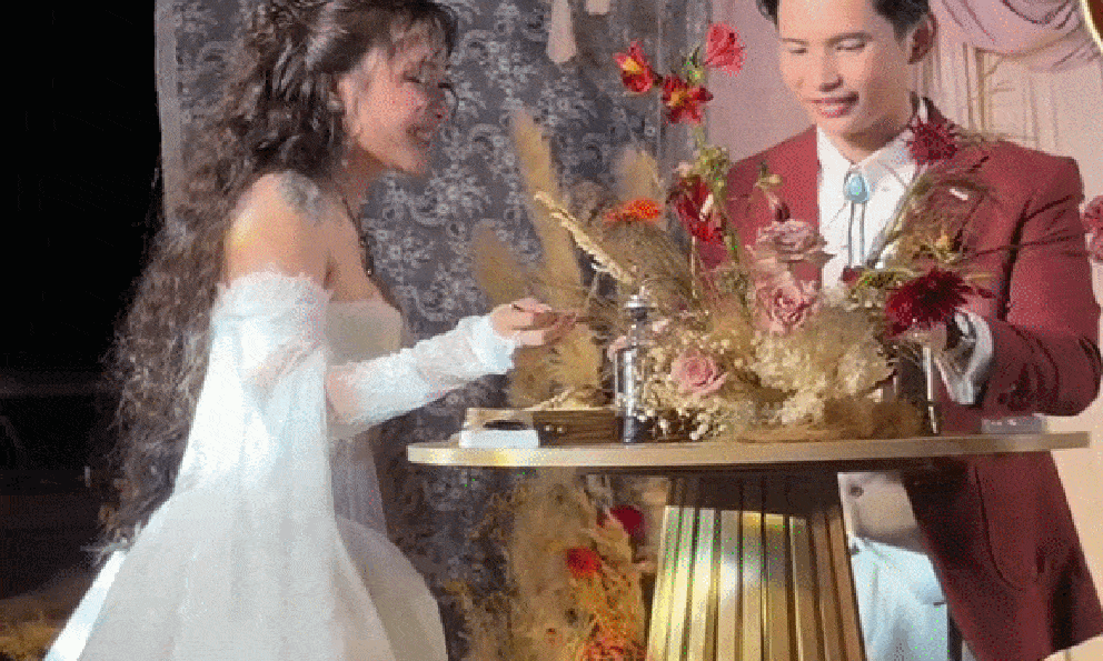 Cô dâu, chú rể thay nghi thức cắt bánh kem bằng ăn cơm tấm sườn nướng ngay trên sân khấu cưới: Bất ngờ danh tính 2 nhân vật chính