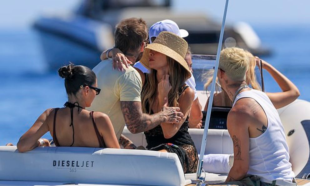 Paparazzi tóm cảnh Victoria khoe vai trần, sexy ôm David Beckham trên du thuyền khiến dân tình đỏ mặt