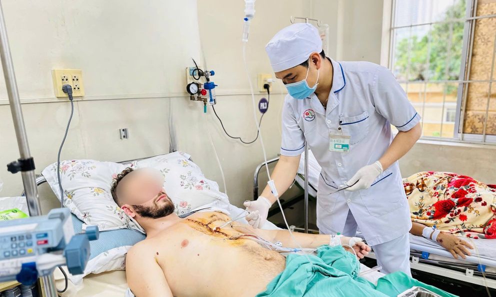 Nghẹt thở: BS Việt vừa vá tim vừa huy động truyền máu cho khách Tây bị đâm thấu ngực, có nhóm máu siêu hiếm chiếm 0,01% dân số
