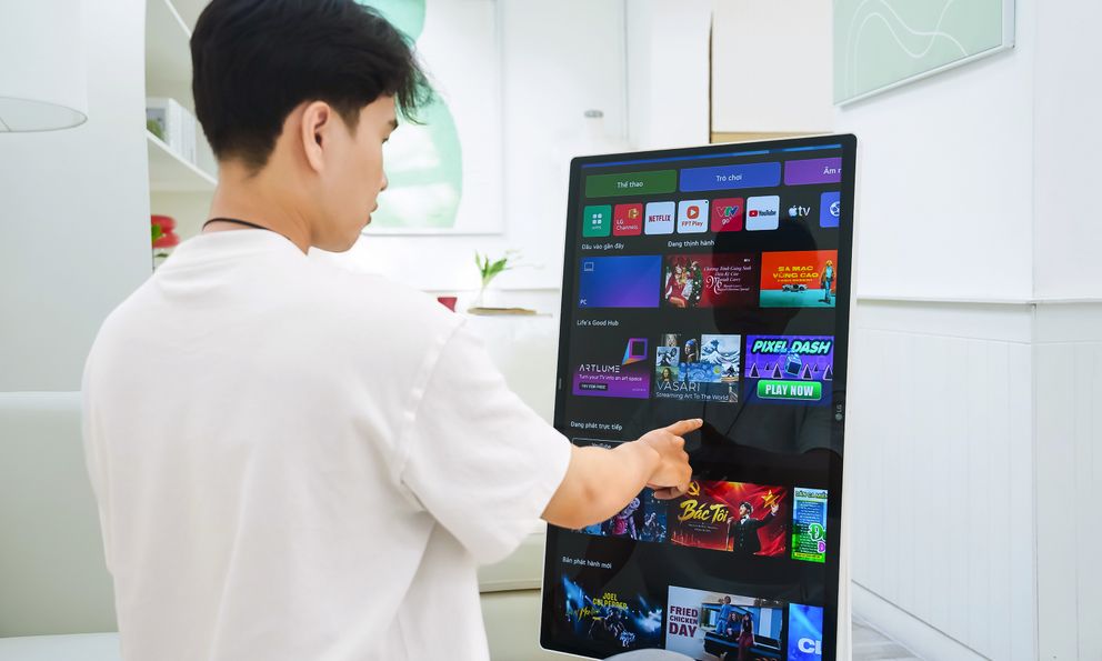 'Vũ trụ giải trí' di động gọi tên LG Smart Monitor Swing: Khi màn hình không chỉ để nhìn, mà còn biết ‘chạy’ khắp nhà