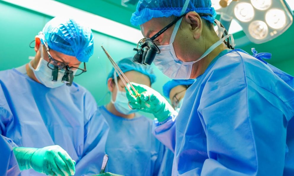 Trái tim người đàn ông đập trong lồng ngực bé gái 13 tuổi: Nhìn lại quy trình ghép tạng 