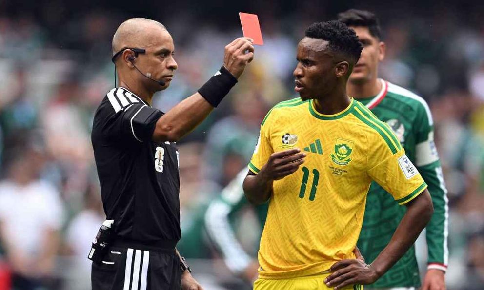 Mổ xẻ 3 tấm thẻ đỏ trận Mexico vs Nam Phi: Trọng tài có đúng?